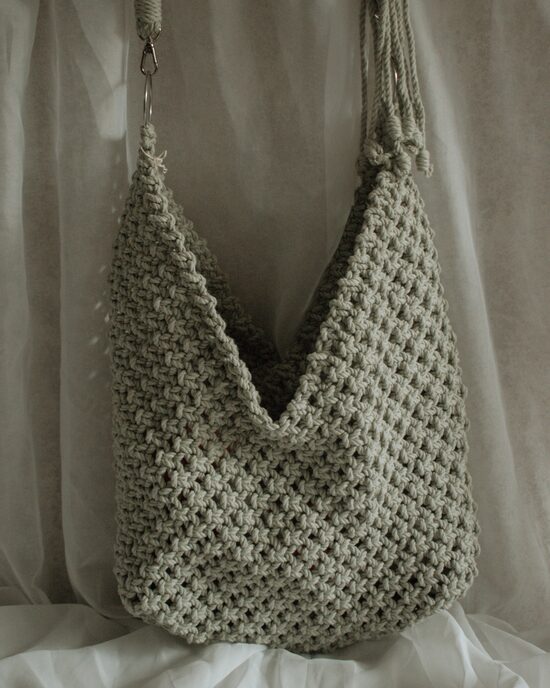 Zaļganpelēka mezglota pleca soma